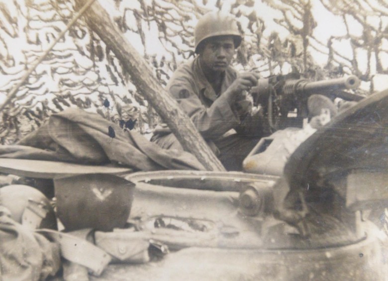 Soldado colombiano en el puesto de ametralladora de un tanque norteamericano. FOTO CORTESÍA ZULLEY ZAPATA