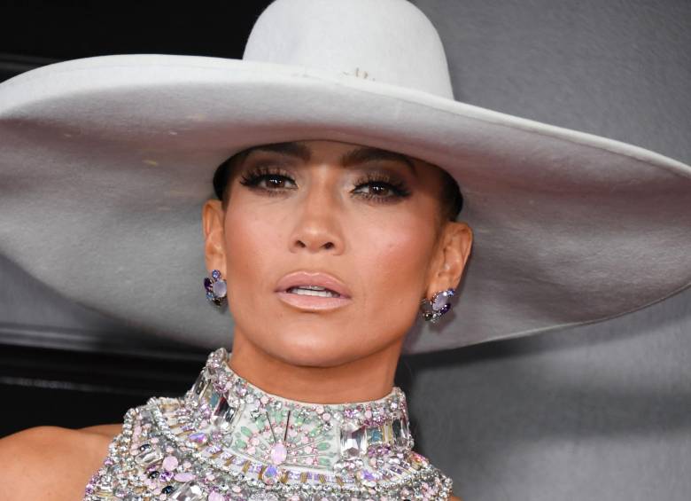 Jennifer López en la alfombra roja de los premios Grammy. FOTO AFP