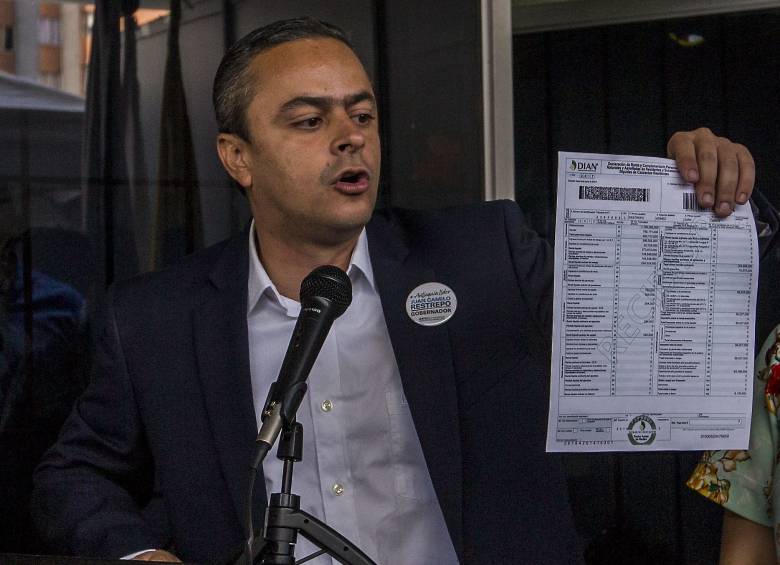 El 26 de julio, Restrepo inscribió su candidatura a la Gobernación de Antioquia