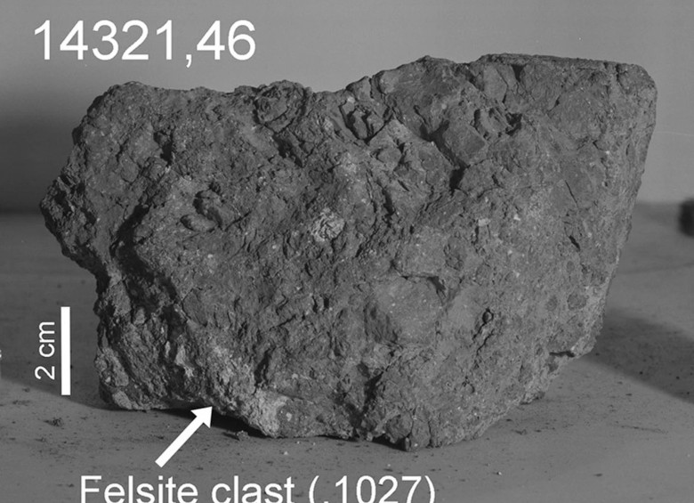 Fragmento de roca terrestre encontrado en la Luna. Foto Nasa