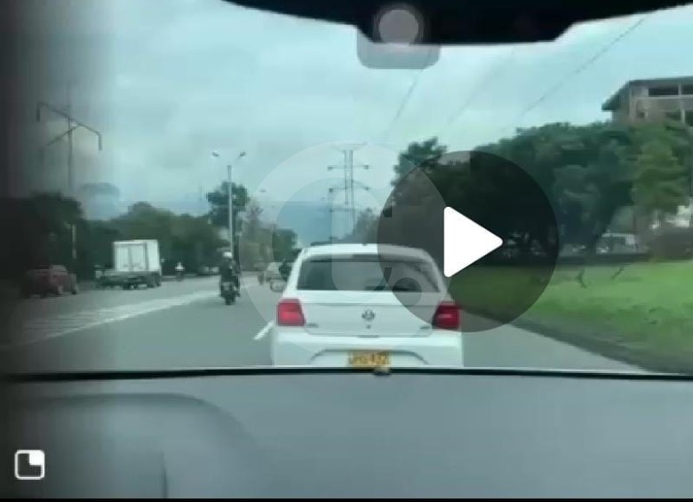 Esta imagen muestra cómo los ocupantes del vehículo agresor venían detrás del automóvil atacado. FOTO CORTESÍA GUARDIANES DE ANTIOQUIA