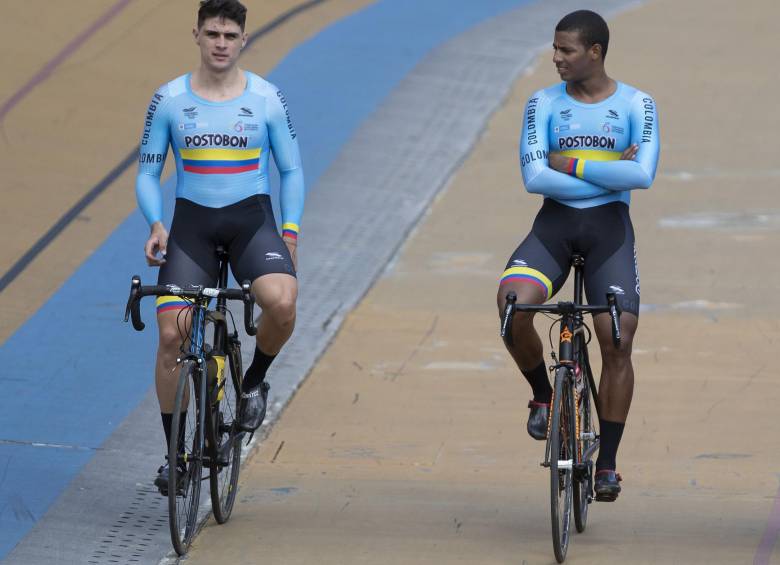 Entrenamiento de ciclismo de pista, en el velódromo Martín Cochise Rodríguez. Santiago Ramiréz, Kevin Quintero. Foto: Manuel Saldarriaga Quintero
