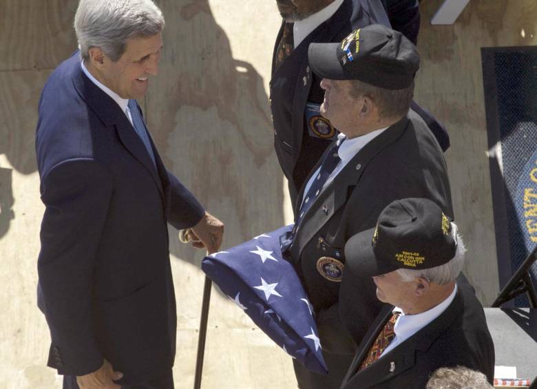 Estados Unidos izó este viernes su bandera de rayas y estrellas durante la reapertura de su embajada en La Habana, en un nuevo paso de reconciliación. FOTO AP