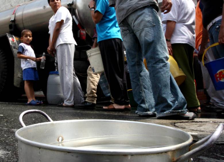 En carrotanques, EPM lleva agua a los barrios afectados por el corte de agua en Barbosa. FOTO ARCHIVO