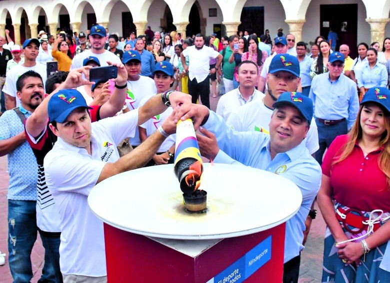 En medio de actos oficiales llegó ayer a Cartagena el fuego deportivo de Juegos Nacionales. La antorcha recorrerá varios sectores de la ciudad antes de la inauguración. FOTO Juegos Bolívar-2019