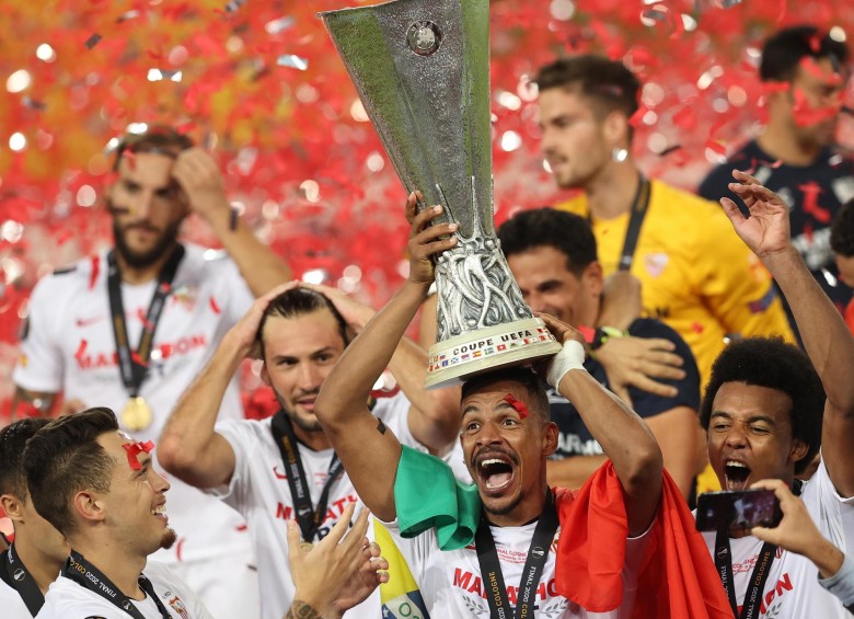 Los jugadores del Sevilla celebran el título de la Liga Europa, tras vencer 3-2 al Inter de Milan. Ajustaron seis coronas. FOTO efe
