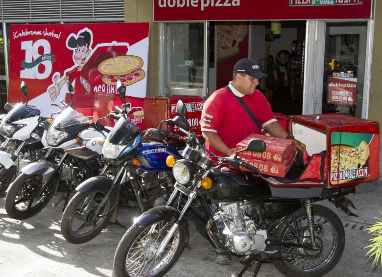 Empresas como Pizza Doble Pizza vieron disminuidos los pedidos de domicilios por internet, debido al corte. FOTO edwin bustamante