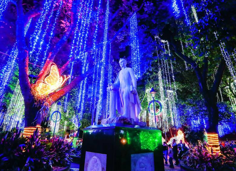Alumbrados, pesebres, novenas y sancochadas, son tradiciones que pese a la mutación de la Navidad, siguen siendo fijas durante la celebración de fin de año de los paisas. FOTOS JUAN DAVID ÚSUGA, ROBINSON SÁENZ Y CARLOS VELÁSQUEZ