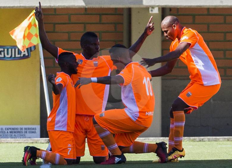 El espigado Joseph Cox celebra con sus compañeros uno de los dos goles que le marcó ayer al Cali. Fotos Julio César Herrera
