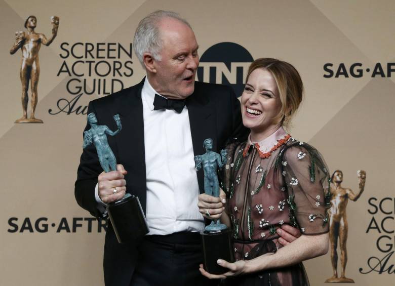John Lithgow y Claire Foy ganaron por sus papeles de Churchill y la reina Isabel II en The Crown. FOTO Reuters.