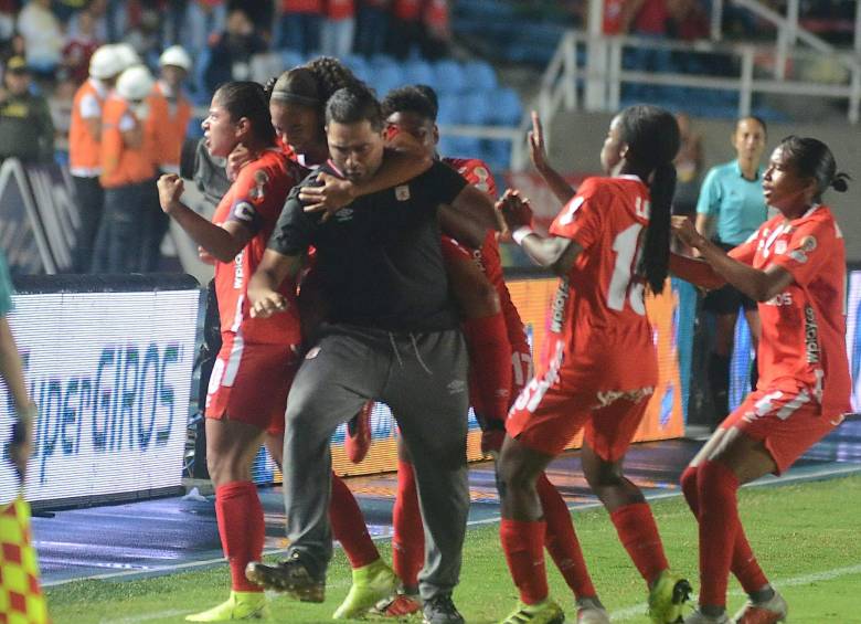 Andrés Usme, técnico del conjunto americano celebra el segundo gol con sus jugadoras. Un marcador que les da tranquilidad para jugar en el Atanasio FOTO colprensa