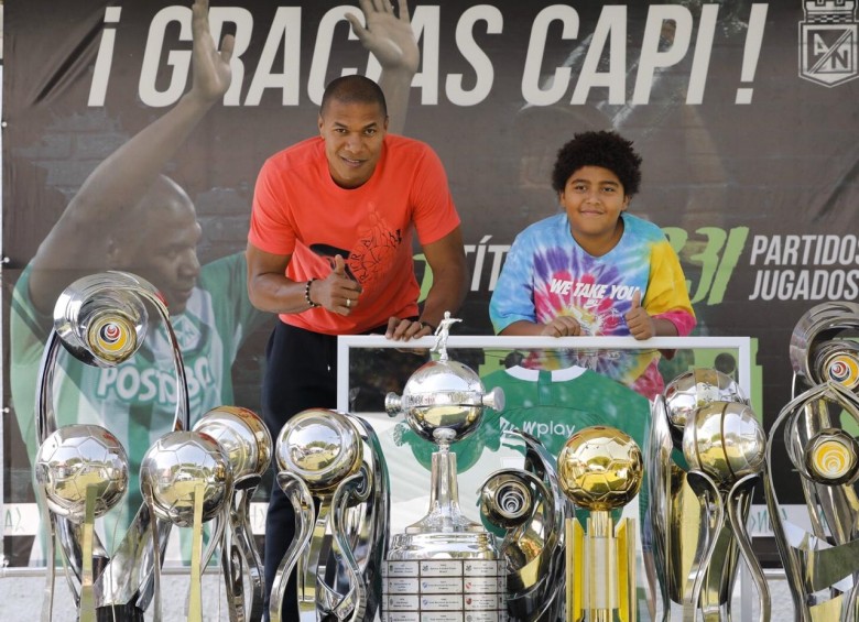 Alexis Henríquez y su hijo posando junto a los trofeos que alcanzó en Nacional. FOTO CORTESÍA NACIONAL