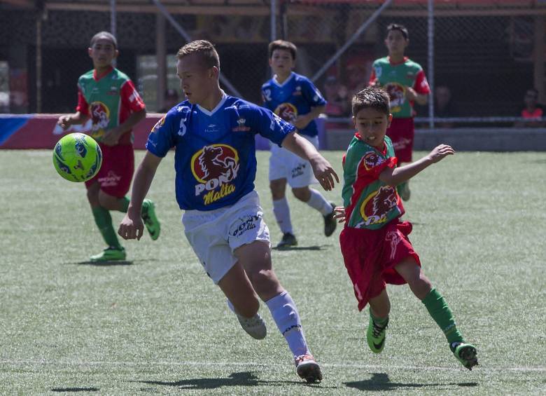 Ayer, ante los grandes centrales que tiene Millonarios, Jéfferson Otálvaro lucho y trató de ayudar a su equipo a generar opciones. Sin embargo, San José La Ceja cayó 2-1. FOTO jaime pérez 