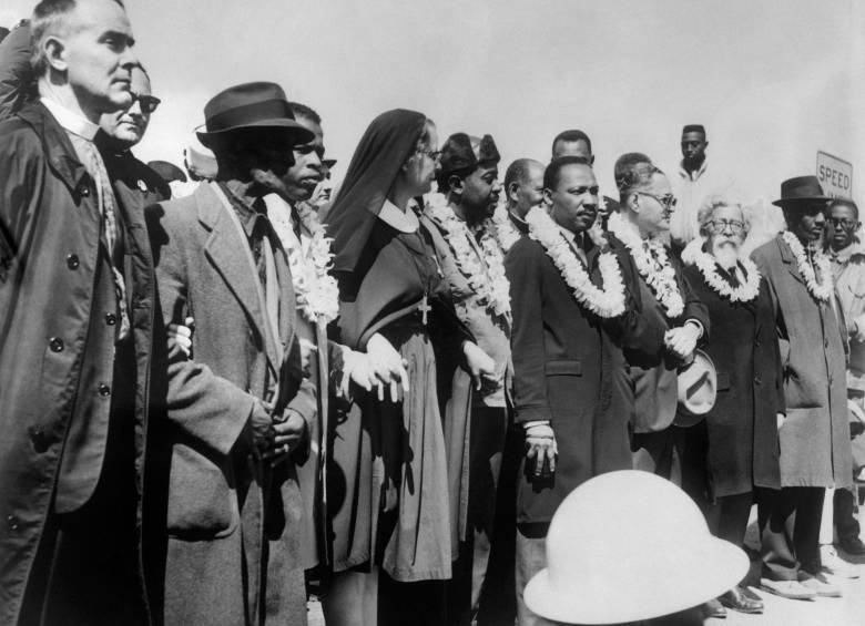 En esta foto de archivo tomada el 22 de marzo de 1965, los manifestantes de derechos civiles, dirigidos por el Dr. Martin Luther King, el activista por los derechos civiles Ralph Abernathy, John Lewis y otros líderes civiles y religiosos, hacen su camino de Selma a Montgomery en Alabama. FOTO: AFP