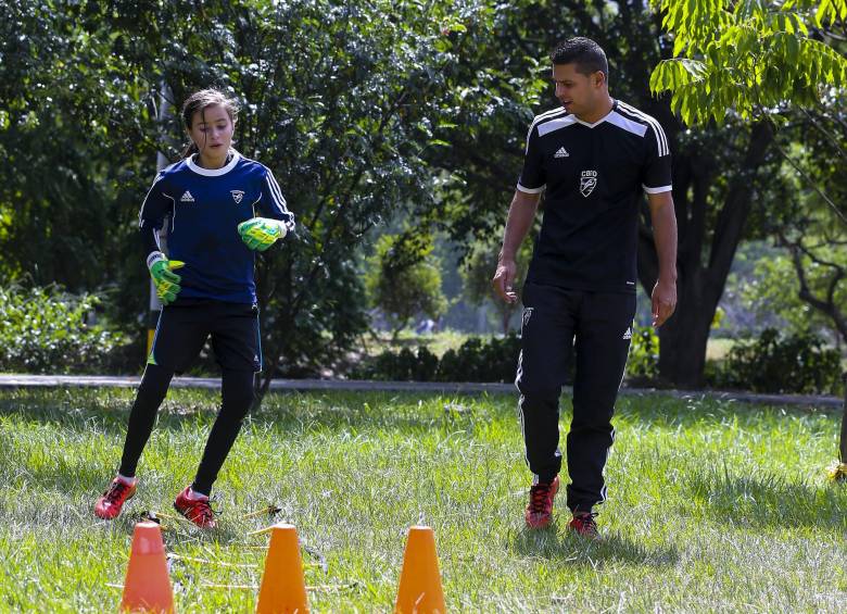 Padre e hija entrenan fuerte para el reto del Ponyfútbol que arranca el 9 de enero en la cancha Marte Uno. FOTO Juan Antonio Sánchez