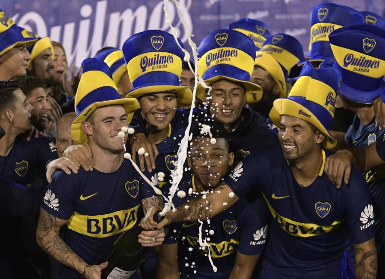 Edwin Cardona (derecha) y Frank Fabra (centro), dos de los cuatro colombianos que juegan en el equipo, celebran el título 27 de Boca Juniors en la Superliga Argentina. FOTO AFP