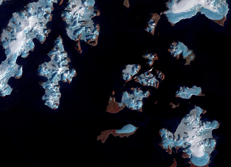 Se aprecia el deshielo en el archipiélago Franz Josef en el Ártico ruso. En blanco intenso, el área glaciar que cada vez es menor. Son datos del satélite Sentinel 2. FOTO Copernicus-Sentinel