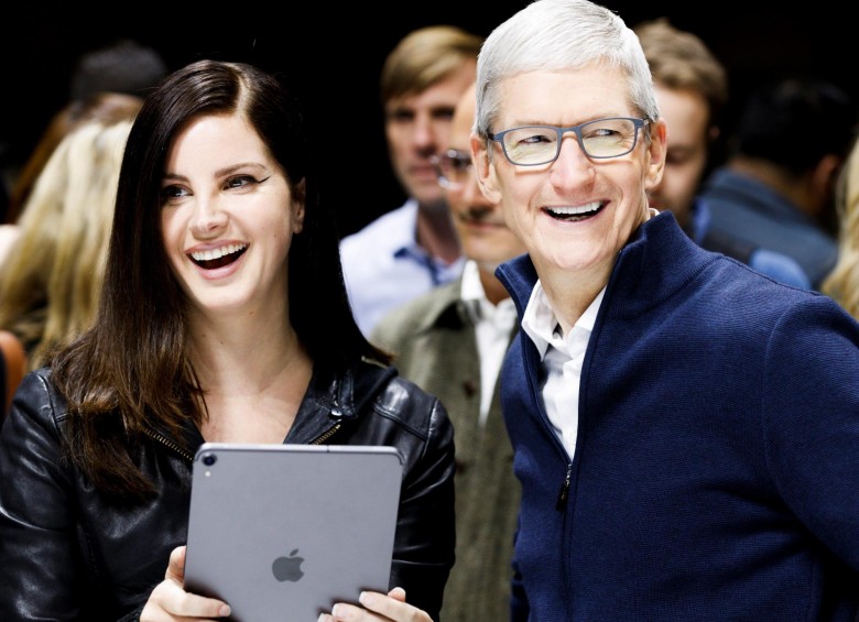 La cantante Lana del Rey y Tim Cook, CEO de Apple, en la presentación de los nuevos dispositivos en Brooklyn (Nueva York). FOTO: EFE