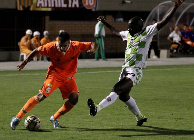 Envigado y Chicó dividieron honores en el Parque Estadio Sur en un partido falto de emociones. FOTO Jaime Pérez