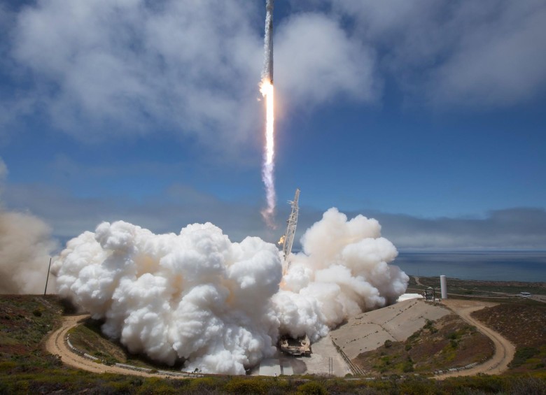 Cohete Falcon 9 en el Lanzamiento del Complejo 4E en la Base Aérea Vandenberg en California. Foto: Cortesía
