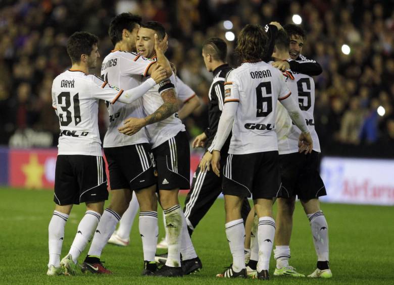 Los jugadores de Valencia celebraron la victoria ante el Real Madrid. FOTO Reuters