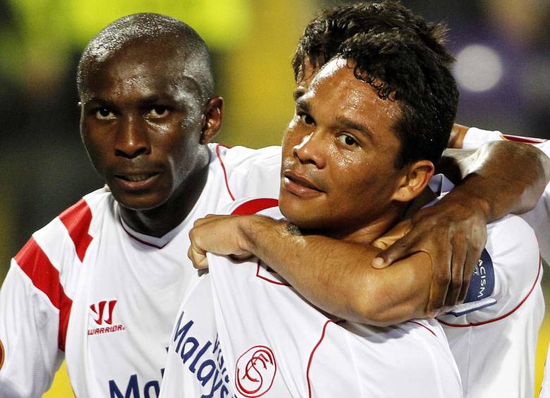Carlos Bacca no le falló a su equipo y abrió la cuenta ayer ante el Fiorentina en el triunfo 2-0. El colombiano ajustó cuatro tantos con Sevilla en la Liga de Europa este año. Celebra con Emvia. FOTO AP 