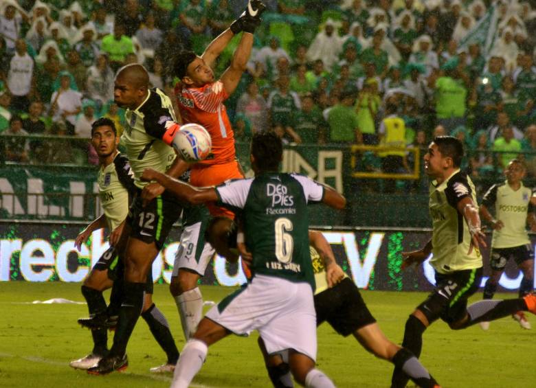 Fernando Monetti no estuvo seguro y regaló varias opciones a los atacantes del Cali. FOTO COLPRENSA