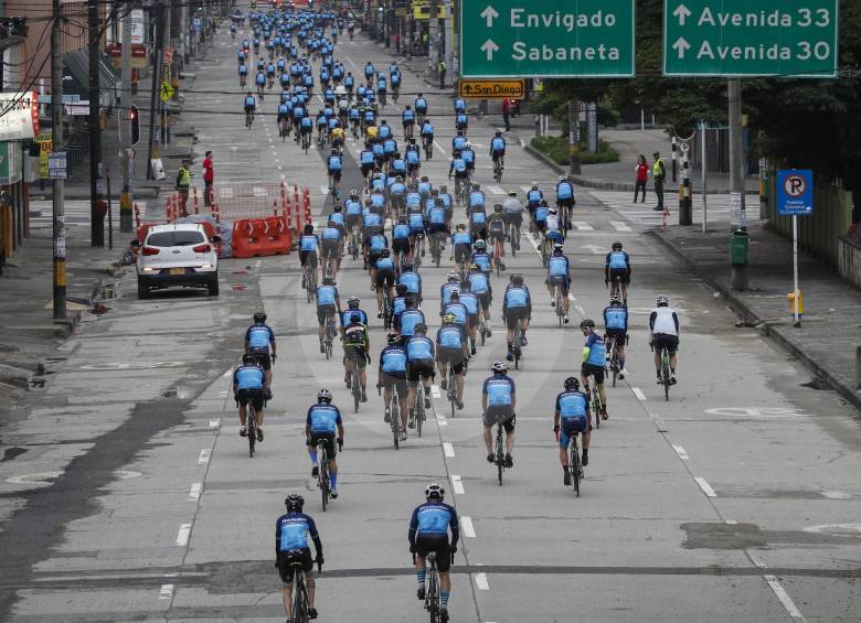 Bien madrugaditos, 6:00 a.m., estuvieron los participantes de la primera edición de Ruta Medellín. FOTO manuel saldarriaga