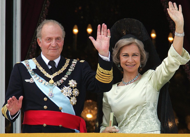 Juan Carlos de España y su esposa, la Reina Sofía de España, saludan a la multitud el 22 de mayo de 2004, después de la boda del Príncipe Felipe de España y Letizia Ortiz. - El ex rey de España, Juan Carlos, quien está bajo investigación por corrupción, anunció que planea exiliarse, dijo el palacio real el 2 de agosto de 2020. Foto: AFP
