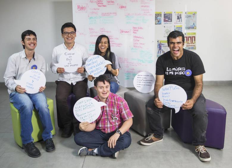 Estos jóvenes hablaron de sus retos y sueños en un taller en EL COLOMBIANO. Escribieron a mano consejos para conseguir trabajo. FOTO Juan Guillermo Correa