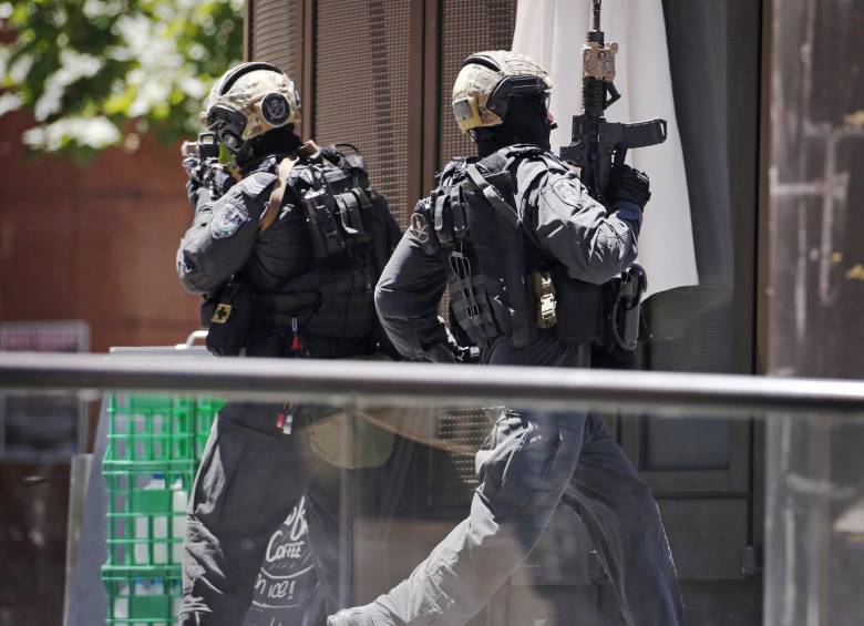 Un comando de la policía de Australia intenta rodear el sector donde se encuentran los retenidos. FOTO REUTERS