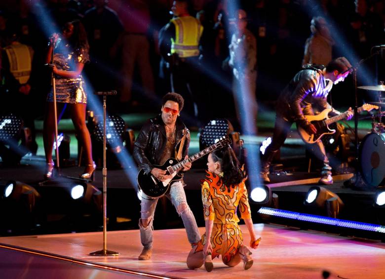 Lenny Kravitz acompañó a Katy Perry para una versión rockera de “I Kissed a Girl”. FOTO AFP. 