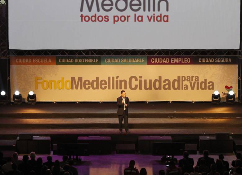 Lanzamiento anoche en Plaza Mayor, por el alcalde Aníbal Gaviria, del Fondo Medellin Ciudad para la Vida. FOTO Jaime Pérez