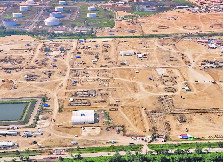 1. La nueva refinería de Reficar ya concluyó todas sus obras de ingeniería y procesará el primer barril de crudo en próximas semanas. Estará en su plena capacidad en marzo de 2016.2 y 3. Sobre un terreno de 140 hectáreas, luego de reubicar unos 20 mil individuos, entre peces, reptiles, aves y mamíferos, se construyó en los últimos ocho años el complejo petroquímico de la nueva planta de Reficar. FOTOs cortesía