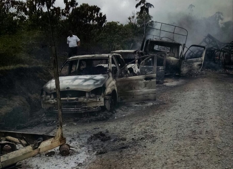 La guerrilla del Eln quemó este miércoles cinco vehículos, entre ellos dos camiones de carga y tres vehículos particulares en el sector El 12 en la vía que comunica a Medellín con Quibdó. FOTO CORTESÍA
