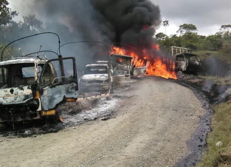 La guerrilla del Eln quemó este miércoles cinco vehículos, entre ellos dos camiones de carga y tres vehículos particulares en el sector El 12 en la vía que comunica a Medellín con Quibdó. FOTO CORTESÍA
