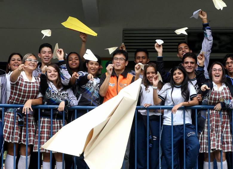 La sonrisa del japonés experto en la técnica del origami afloró con los alumnos de la I.E. Mano Amiga. FOTO julio césar herrera