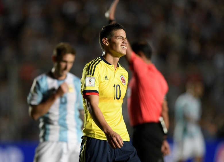 El capitán James Rodríguez tampoco estuvo en su noche. Acá se lamenta de la derrota ante los argentinos. Juega mal. FOTO afp