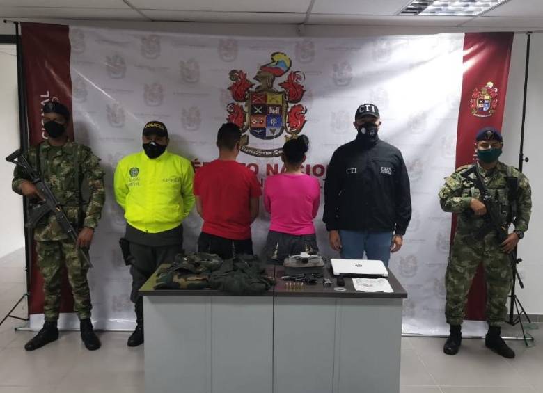 Alias “Carlos” y alias “Yaritza” son integrantes del Grupo Armado Organizado Residual (Gao-r), estructura 40. FOTO TOMADA DE EJÉRCITO.MIL.CO