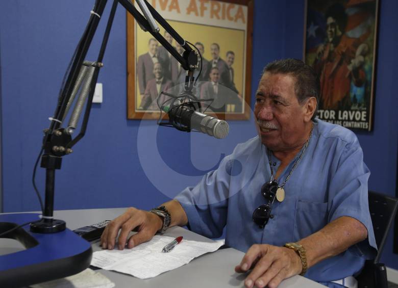 Orlando Patiño, en la cabina de Latina Stereo, presentando Una hora con los solistas de la Sonora Matancera. FOTO Manuel Saldarriaga
