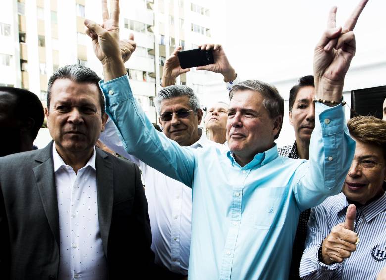 Juan Carlos Vélez, candidato a la Alcaldía de la capital antioqueña por el movimiento Medellín Avanza, celebró la inscripción con la V de victoria. 