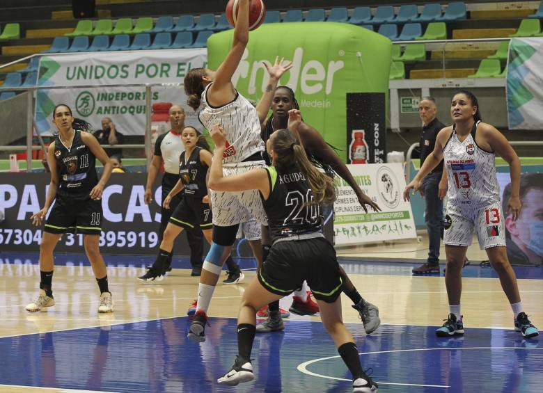 Leonas Inder Medellín (negro) es uno de los quintetos que buscará el paso a la final de Liga Superior. FOTO cortesía inder medellín