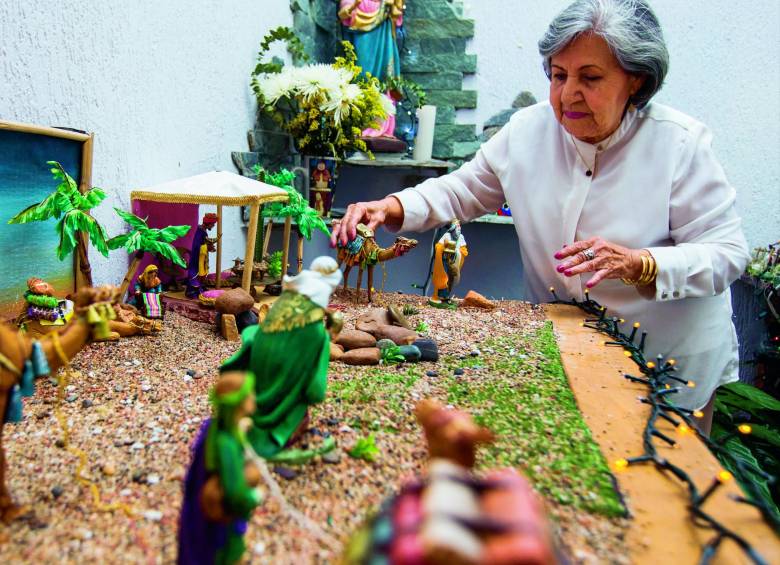 Orfa Machado y su pesebre con los misterios de la Natividad. FOTOS MANUEL SALDARRIAGA Y JULIO CÉSAR HERRERA