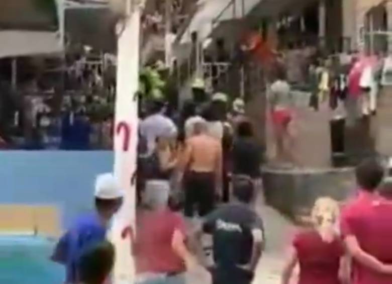 La disputa en Castilla comenzó entre miembros de dos familias distintas, que se agarraron a golpes. Fue necesaria la intervención policial. FOTO: cortesía de Prensa Paisa.