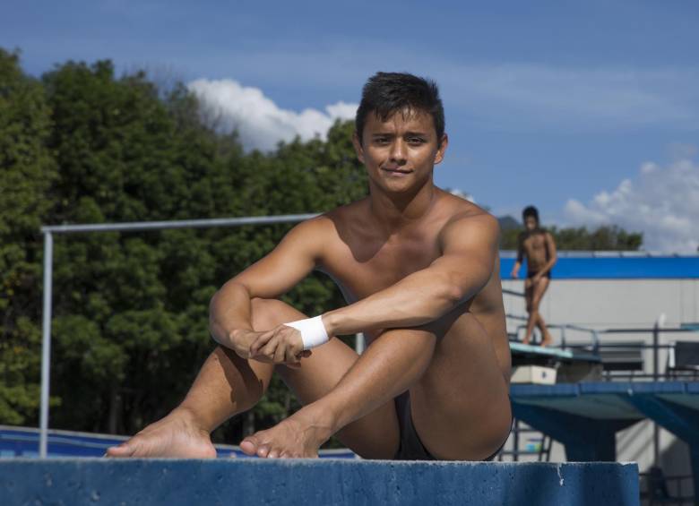 Sebastián Villa en la plataforma de lanzamiento en la piscina de clavados en la unidad deportiva Atanasio Girardot, durante sus entrenamientos antes de las medidas de confinamiento. FOTO EDWIN BUSTAMANTE