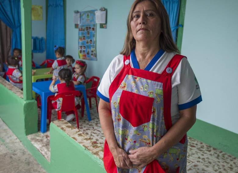 1. Marleny Ramírez en su hogar comunitario, ubicado en el corregimiento de San Cristóbal. 2. Marleny Oquendo en su hogar, en el oriente de Medellín. FOTOS Manuel saldarriaga