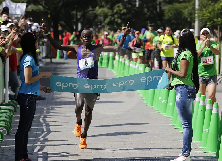 Atleta keniata, ganador de la Maratón de las Flores 2015. FOTO Henry Agudelo Cano
