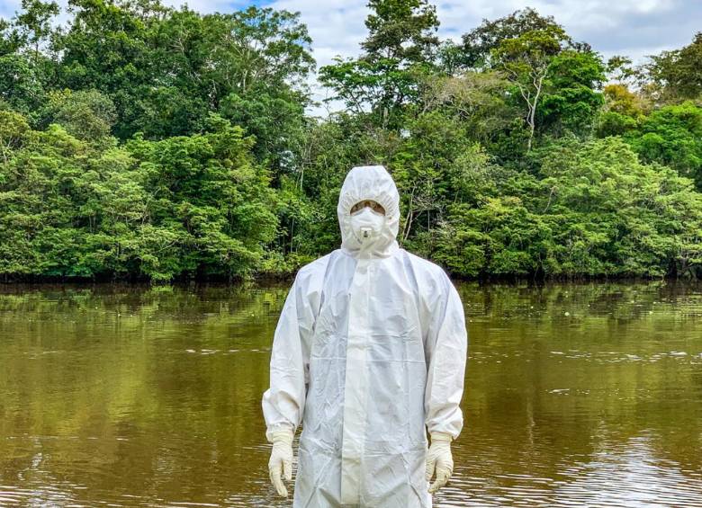 Antonio, con las medidas de bioseguridad para su profesión, cumple su labor en Amazonas en este momento de la pandemia. FOTO Cortesía