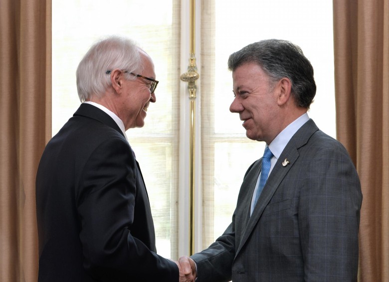 Santos se reunió ayer con el delegado de E.U. a los diálogos, Bernard Aronson. FOTO cortesía