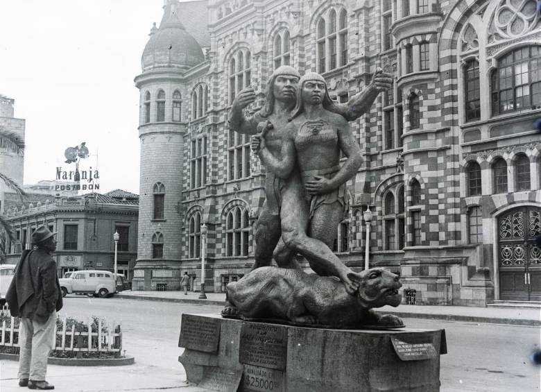 El Cacique Nutibara, escultura del maestro José Horacio Betancur. El negativo de esta fotografía fue hallado por Oliver entre la basura. FOTO: Cortesía. 